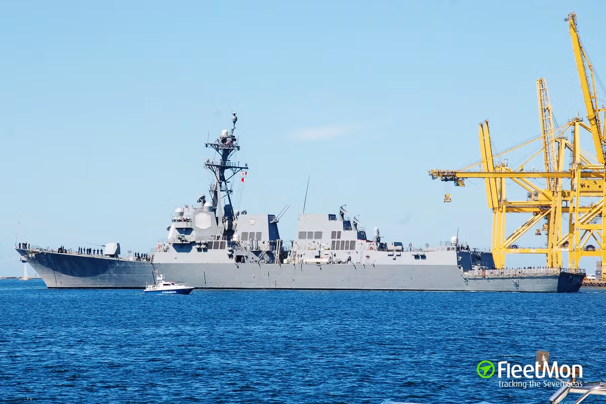 USS Nitze (DDG-94) được hạ thủy là một khu trục hạm thuộc lớp Arleigh Burke (phiên bản Flight IIA) nổi tiếng của Mỹ, hạ thủy năm 2004 và chính thức đưa vào biên chế hải quân Hoa Kỳ tháng 3/2005. Ảnh: USS Nitze cặp cảng.