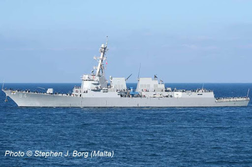 Tàu cũng có thể triển khai và mang theo hai trực thăng SH-60 Seahawk cho nhiệm vụ chống ngầm và tìm kiếm, bao quát trên biển. Ảnh: Tàu USS Nitze.