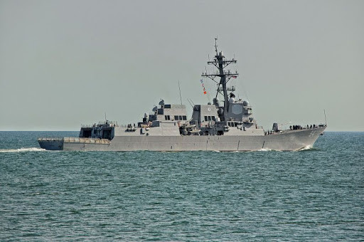 Tàu có lượng giãn nước đầy tải 9.600 tấn, dài 155.3m, rộng 20m, tốc độ tối đa hơn 30 hải lý/h. Tàu có thủy thủ đoàn gồm 30 sĩ quan và 350 binh sĩ. Ảnh: Tàu USS Nitze nhìn từ phía sau.