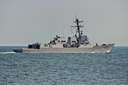 Tàu có lượng giãn nước đầy tải 9.600 tấn, dài 155.3m, rộng 20m, tốc độ tối đa hơn 30 hải lý/h. Tàu có thủy thủ đoàn gồm 30 sĩ quan và 350 binh sĩ. Ảnh: Tàu USS Nitze nhìn từ phía sau.