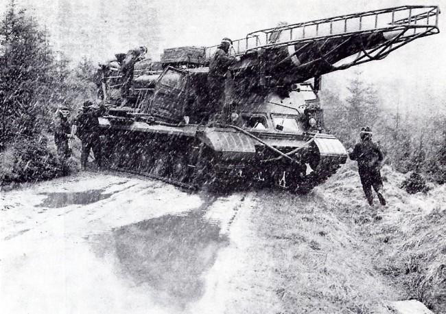 Do tầm bắn hạn chế, nên trong biên chế của Quân đội Liên Xô, Scud là vũ khí chiến thuật; khi mới ra đời, công nghệ dẫn đường còn thô sơ, nên những phiên bản A/B có độ chính xác kém, độ lệch mục tiêu có khi lên tới 3 km. Để khắc phục mức chính xác, Liên Xô trang bị cho nó đầu đạn hạt nhân có công suất từ 20 đến 100 kiloton. Ảnh: Tên lửa R-11M - Nguồn: Wikipedia.