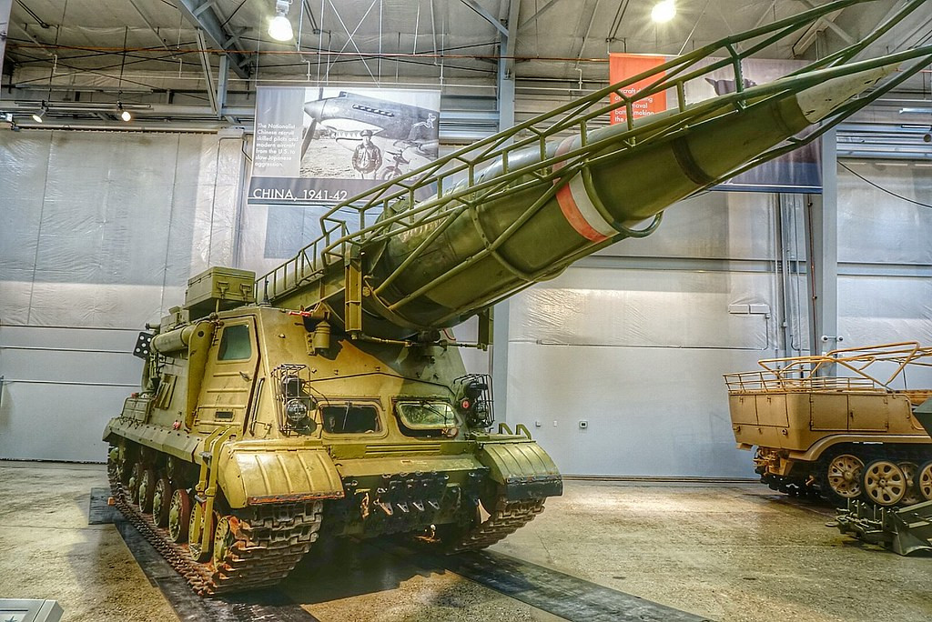 Tên lửa R-11M là loại sử dụng nhiên liệu lỏng, sử dụng bệ phóng đặt trên xe bánh xích, không khác với bệ phóng tên lửa Pukkuksong-2 của Triều Tiên hiện nay. R-11M có tầm bắn tối đa 130 km và mang một đầu đạn nặng tới 1.000 kg. R-11M được NATO đặt biệt danh là Scud, và khi các phiên bản tiếp theo xuất hiện được gọi là Scud-A/B/C/D. Ảnh: Tên lửa R-11M - Nguồn: Wikipedia.