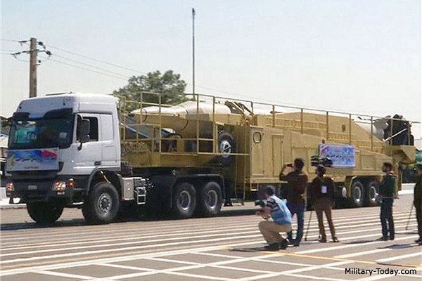 Iran đã tìm cách tăng tầm bắn của Shahab-3, tạo ra Ghadr-1 có có tầm bắn từ 1.800 km đến 2.000 km. Những tiến bộ gần đây của Iran trong lĩnh vực tên lửa nhiên liệu rắn, đã khiến nước này ngừng phát triển thêm vũ khí dựa trên Scud, nhưng chắc chắn Scud là nền tảng để Iran phát triển các loại tên lửa của họ hiện nay. Ảnh: Tên lửa Ghadr-1. Nguồn: Military Today