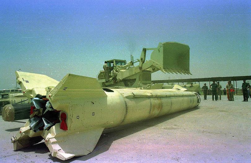 Hàng nghìn quả Scud của Iran và Al Hussein của Iraq đã được phóng vào lãnh thổ của nhau, chủ yếu nhằm vào các mục tiêu dân sự là các thành phố, gây lên tâm lý hoảng loạn cho dân chúng cả hai phía; riêng Iraq đã bắn 516 tên lửa Scud-B và Al Hussein vào lãnh thổ Iran. Ảnh: Một phần tên lửa Al Hussein - Nguồn: Wikipedia.