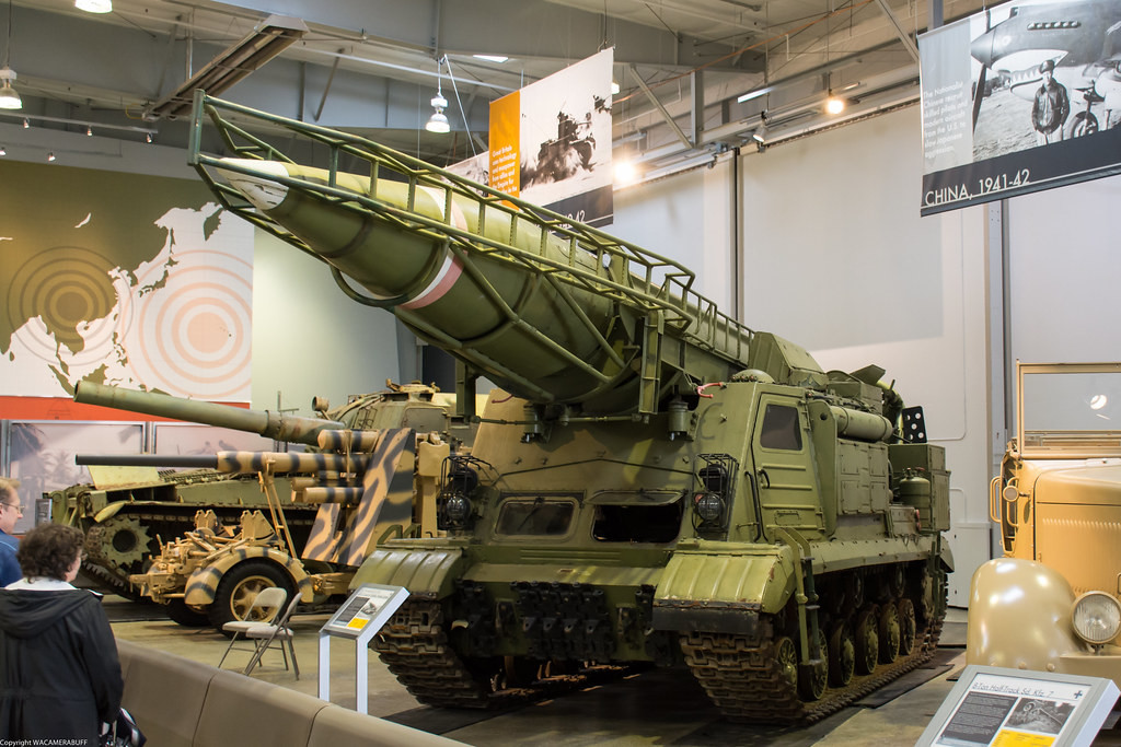 Tên lửa Scud trên thực tế có nguồn gốc từ tên lửa V-2 do Đức Quốc xã phát triển; sau 10 năm nỗ lực cải tiến, vào tháng 11/1957, phiên bản cải tiến của tên lửa V-2 là R-11M đã được đưa vào biên chế của Quân đội Liên Xô. Ảnh: Tên lửa R-11M - Nguồn: Wikipedia.