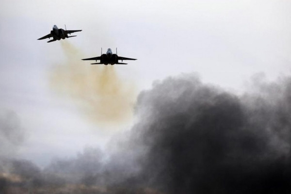 Mặc dù không thể tiến công trực tiếp vào Iran, nhưng trong thời gian qua, Không quân Israel đã liên tục tổ chức các cuộc tiến công vào lực lượng Iran và thân Iran tại Syria, gây cho Iran nhiều thiệt hại. Ảnh: Israel không kích vào các mục tiêu của Iran ở miền Bắc Syria - Nguồn: Sohu.