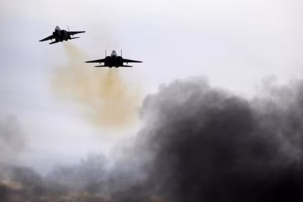 Mặc dù không thể tiến công trực tiếp vào Iran, nhưng trong thời gian qua, Không quân Israel đã liên tục tổ chức các cuộc tiến công vào lực lượng Iran và thân Iran tại Syria, gây cho Iran nhiều thiệt hại. Ảnh: Israel không kích vào các mục tiêu của Iran ở miền Bắc Syria - Nguồn: Sohu.