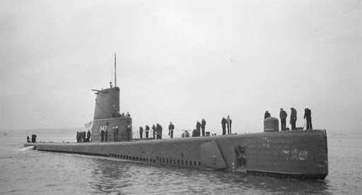 USS Bluegill trang bị 4 động cơ diesel GE Model 16-248, 2 bộ pin điện Sargo, 4 động cơ điện tốc độ cao và 2 chân vịt cho tốc độ tối đa khi nổi 21 hải lý/h, khi lặn là 9 hải lý/h, tầm hoạt động 20.000km, thời gian lặn liên tục 48 tiếng, khả năng lặn sâu 90m. Ảnh: Flick