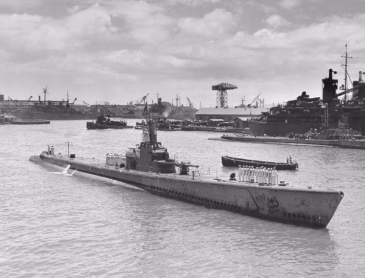 USS Bluegill (SS-242) là một trong 77 chiếc tàu ngầm diesel-điện lớp Gato được Mỹ thiết kế từ trong chiến tranh thế giới thứ 2. Tàu ngầm Bluegill được khởi đóng tháng 12/1942, biên chế tháng 11/1943. Ảnh: Flick
