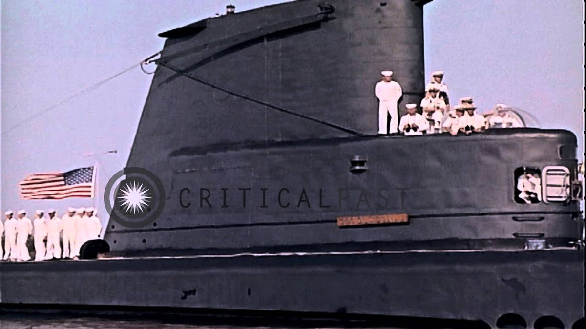 Tàu ngầm USS Bluegill đã lưu lại bến Bạch Đằng nhiều ngày trước khi rời Sài Gòn tiếp tục các nhiệm vụ bí mật của nó tại Đông Nam Á. 15h52 phút chiều 4/4/1962, lợi dụng thủy triều dâng cao, tàu ngầm SS-242 rời bến Bạch Đằng di chuyển từ sông ra biển. Đặc biệt, con tàu lặn trên phần lớn quãng đường ra tới cửa biển Vũng Tàu mới nổi lên. Ảnh: Ytb