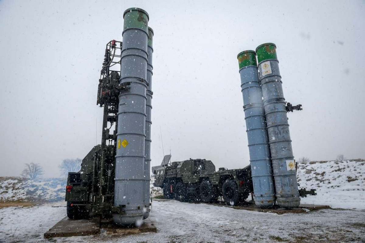 Các xe phóng tự hành, radar, trạm chỉ huy đều được đặt trên xe tải hạng nặng MAZ-7910 8x8 bánh. Ảnh: Grigory Bedenko