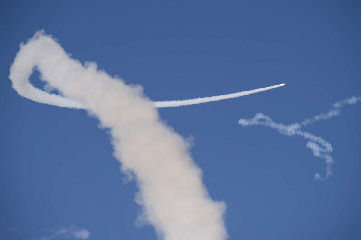 Mỗi quả đạn nặng khoảng 1,45 tấn, dài 7m, đường kính thân 450mm, tốc độ tối đa 1.700m/s, trang bị đầu đạn nổ phá mảnh nặng 133kg. Dù có kích thước lớn, nhưng đạn có khả năng cơ động tốt, cho phép tiêu diệt các máy bay siêu âm, tên lửa hành trình ở độ cao từ 10m tới 27km. Ảnh: Grigory Bedenko