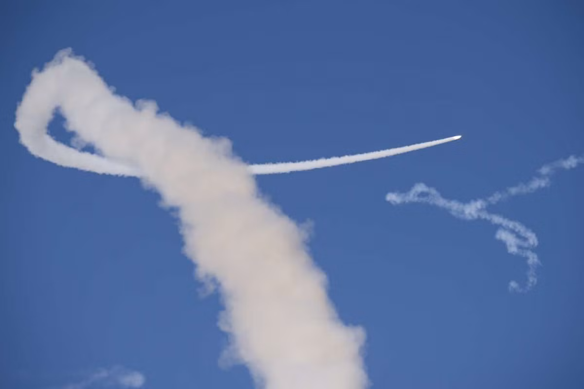 Mỗi quả đạn nặng khoảng 1,45 tấn, dài 7m, đường kính thân 450mm, tốc độ tối đa 1.700m/s, trang bị đầu đạn nổ phá mảnh nặng 133kg. Dù có kích thước lớn, nhưng đạn có khả năng cơ động tốt, cho phép tiêu diệt các máy bay siêu âm, tên lửa hành trình ở độ cao từ 10m tới 27km. Ảnh: Grigory Bedenko