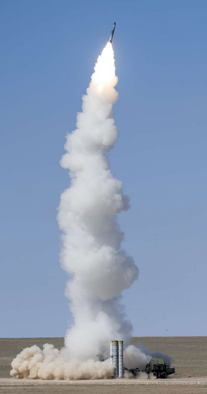 Tên lửa S-300PS đánh lửa động cơ chính nhằm hướng thẳng trời cao tìm diệt mục tiêu. Ảnh: Grigory Bedenko