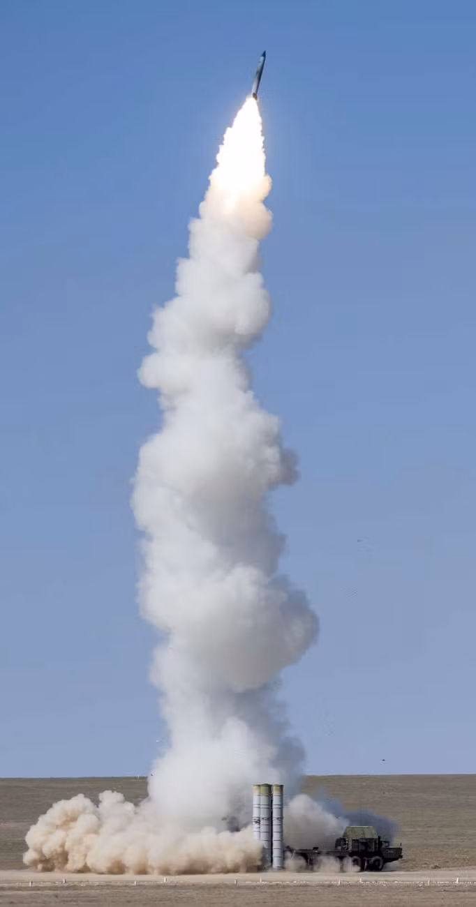 Tên lửa S-300PS đánh lửa động cơ chính nhằm hướng thẳng trời cao tìm diệt mục tiêu. Ảnh: Grigory Bedenko