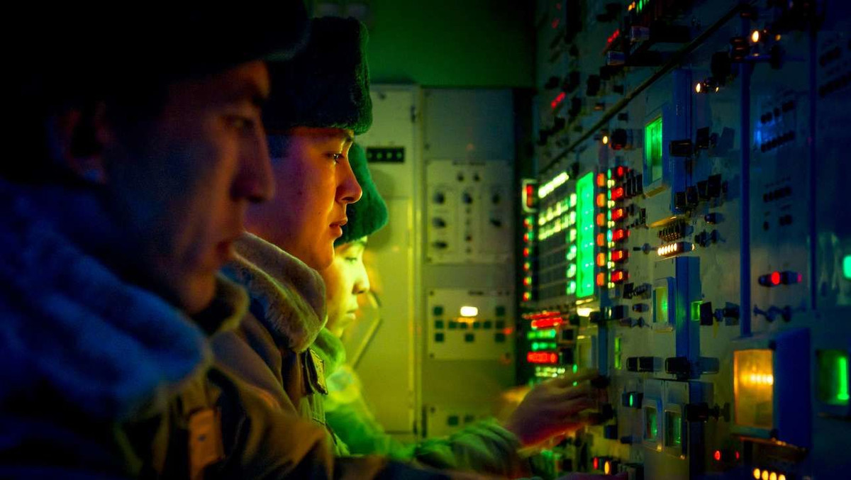 Bên trong trạm điều khiển tên lửa S-300PS – các sắc màu được tạo ra từ hàng dài nút bấm “xanh, đỏ, tím, vàng” chi chít trên bảng điều khiển hệ thống. Ảnh: Grigory Bedenko