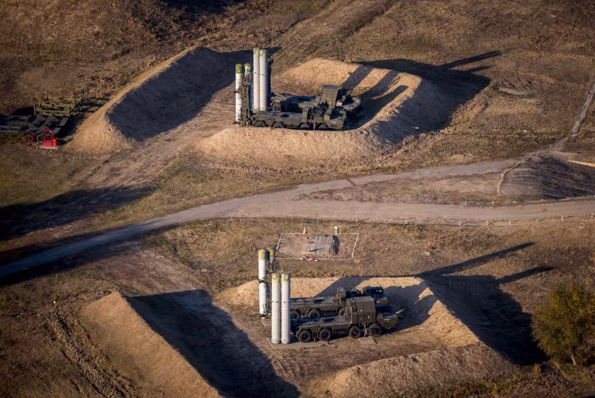 Từng là quốc gia thành viên của Liên Xô (cũ), sau năm 1991, Kazakhstan được "chia" 10 bộ khí tài tổ hợp tên lửa phòng không S-300PS - phiên bản được phát triển và đưa vào trang bị năm 1985. Thời điểm đó, đây được coi là thế hệ hiện đại nhất của dòng tên lửa phòng không hiện đại S-300. Ảnh: Grigory Bedenko