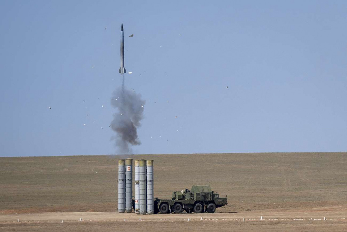 Ngoài sự thua kém về radar, S-300PS cũng có tầm tác chiến kém hơn hẳn so với S-300PMU1/2. Với đạn 5V55R thì tầm bắn của S-300PS đạt 90km với phương thức dẫn đường điều khiển bằng radar bán chủ động. Ảnh: Đạn 5V55 của S-300PS rời bệ phóng bằng phương thức phóng lạnh. Ảnh: Grigory Bedenko