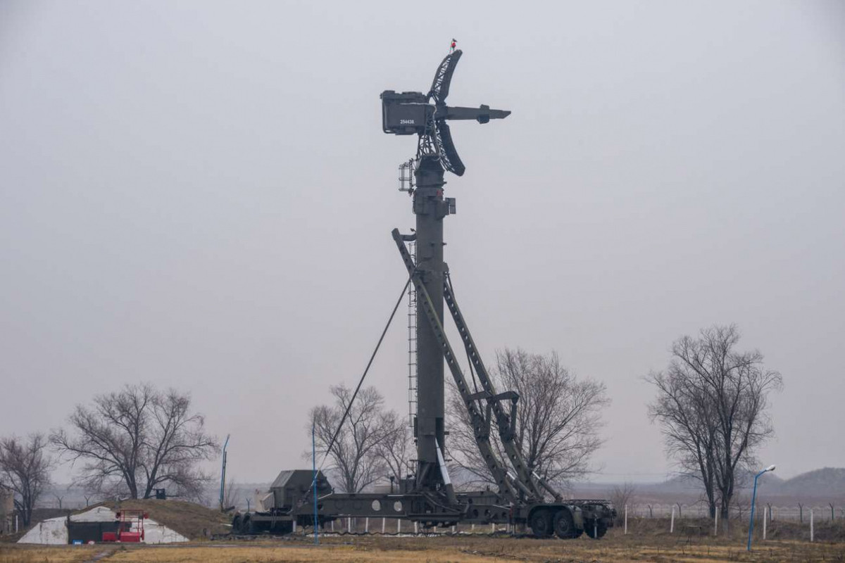 Đáng chú ý, ở hệ thống S-300PS tồn tại loại radar trinh sát đồ sộ - đó là tổ hợp radar thám sát mục tiêu bay thấp 76N6 với cột anten cao từ 24-39m. Các thế hệ đầu S-300P/PS/PM của S-300 đều sử dụng loại radar này. Chúng có tầm thám sát 120km, thám sát đồng thời 300 mục tiêu. Các tổ hợp S-300PMU1 của Việt Nam thay thế 76N6 bằng loại 96L6E có tính năng tốt hơn hẳn. Ảnh: Grigory Bedenko