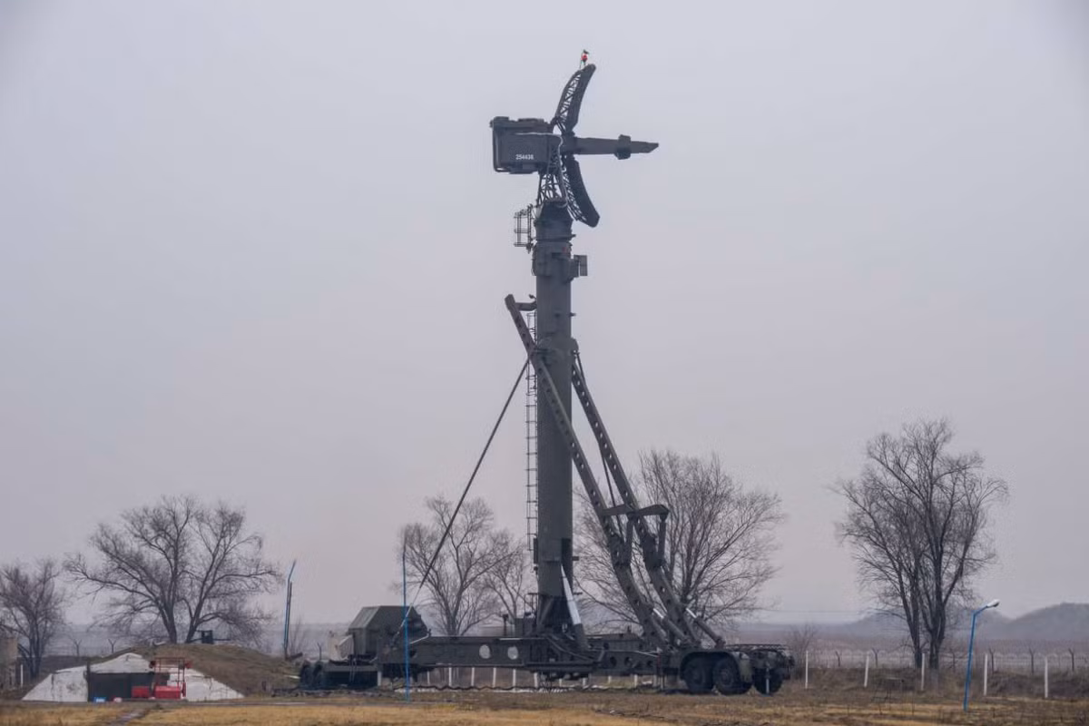 Đáng chú ý, ở hệ thống S-300PS tồn tại loại radar trinh sát đồ sộ - đó là tổ hợp radar thám sát mục tiêu bay thấp 76N6 với cột anten cao từ 24-39m. Các thế hệ đầu S-300P/PS/PM của S-300 đều sử dụng loại radar này. Chúng có tầm thám sát 120km, thám sát đồng thời 300 mục tiêu. Các tổ hợp S-300PMU1 của Việt Nam thay thế 76N6 bằng loại 96L6E có tính năng tốt hơn hẳn. Ảnh: Grigory Bedenko