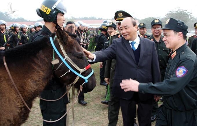 Giống ngựa được Đoàn CSCĐ Kỵ binh sử dụng hiện nay là giống ngựa Mông Cổ nhập khẩu, giống ngựa này có kích thước khá nhỏ, chiều cao thấp, lông mượt. So với ngựa Châu Âu to lớn, ngựa Mông Cổ chạy nhanh hơn, ăn ít hơn, trọng tâm cũng thấp hơn, giúp người cưỡi dễ dàng giữ thăng bằng. Đây là giống ngựa phù hợp với thể trạng người Á Đông cũng như khí hậu của nước ta, có khả năng cơ động tốt ở những địa hình hiểm trở. Ảnh: Thủ tướng Nguyễn Xuân Phúc hỏi han chiến sĩ và ngựa của Đoàn CSCĐ Kỵ Binh.