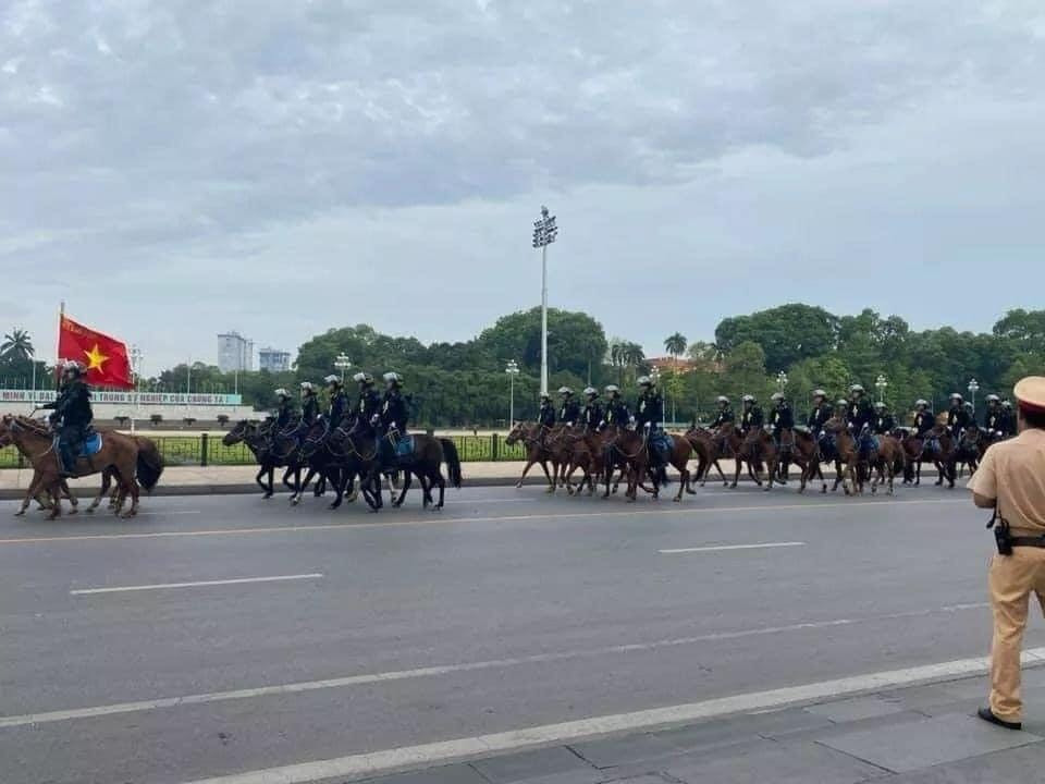 Mới đây, công chúng đã lần đầu được chứng kiến lực lượng Cảnh sát cơ động Kỵ binh xuất hiện trong buổi huấn luyện chuẩn bị cho lễ ra mắt đơn vị. Được biết, đơn vị đã được thành lập từ đầu năm 2020 nhưng mới chỉ đang trong quá trình xây dựng và sắp tới đây sẽ chính thức công bố trước toàn thể nhân dân. Ảnh: Đội hình Kỵ binh của lực lượng Cảnh sát cơ động.