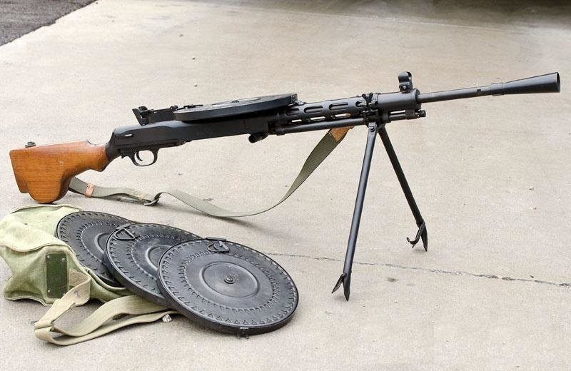 Điểm đặc biệt của khẩu súng để có thể dễ dàng nhận ra đó chính là hộp tiếp đạn dạng đĩa, được lắp ngang trên thân súng, hộp tiếp đạn này có sức chứa 47 viên. Khi bắn, hộp tiếp đạn của nó xoay tròn, khiến người Liên Xô đặt cho nó biệt danh là "chiếc máy hát của Stalin". Ảnh: Trung liên Degtyarev và hộp tiếp đạn - Nguồn: Wikipedia.