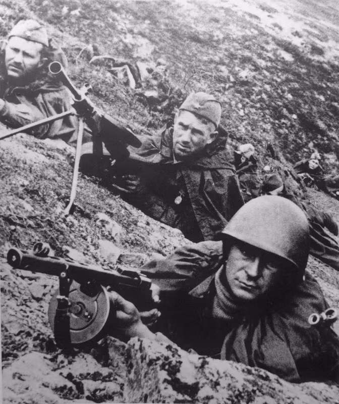 Yêu cầu về khẩu DP tiếp tục tăng cao đến năm 1943, khi những khẩu tiểu liên PPSh được trang bị đại trà, thay thế gần như hoàn toàn súng trường trong quân đội Liên Xô. Ảnh: Một tổ trung liên Degtyarev của Hồng quân - Nguồn: Wikipedia.