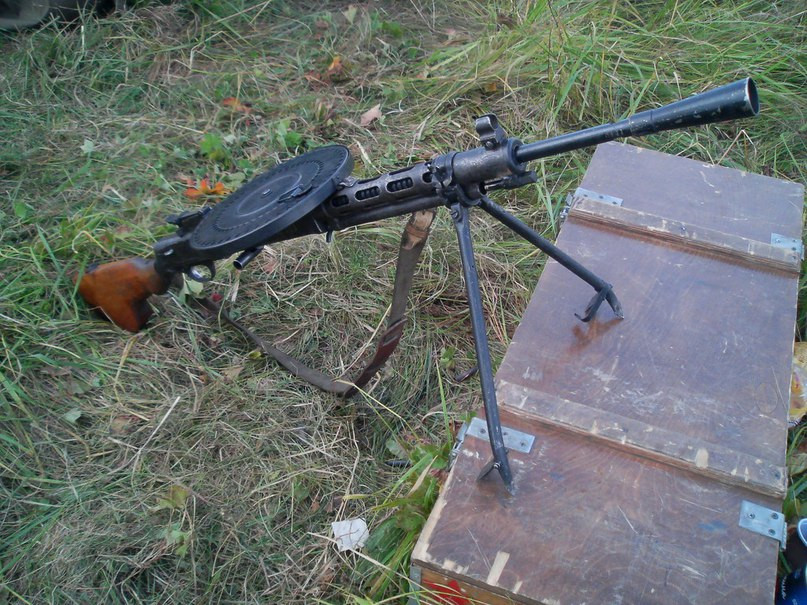 Những khẩu DP sau khi rút khỏi biên chế, được đưa vào niêm cất và nó lại được sử dụng trong một số cuộc nội chiến ở một số quốc gia, gần đây là cuộc chiến tại Ucraina. Ảnh: Trung liên Degtyarev - Nguồn: Wikipedia.