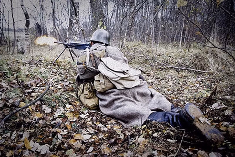 Súng máy DP được sử dụng rộng rãi như vũ khí chính, với mục đích chi viện hỏa lực cho bộ binh của đơn vị cấp trung đội, cho đến khi kết thúc cuộc chiến tranh Vệ quốc vĩ đại. Ảnh: Một chiến sĩ Hồng quân đang sử dụng trung liên Degtyarev - Nguồn: Wikipedia.