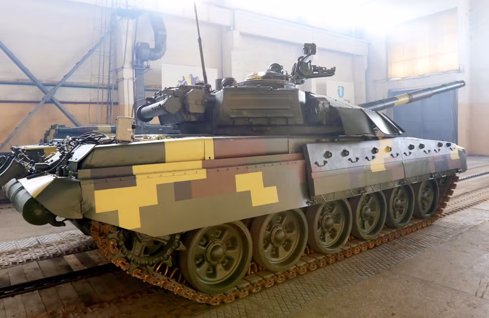 Theo Army-Technology, T-72AMT được thiết kế dựa trên kinh nghiệm xương máu của binh sĩ Ukraine trong cuộc chiến miền Đông năm 2014. Sau nâng cấp, nền tảng được nâng cao khả năng sống sót, độ tin cậy... Ảnh: armyinform