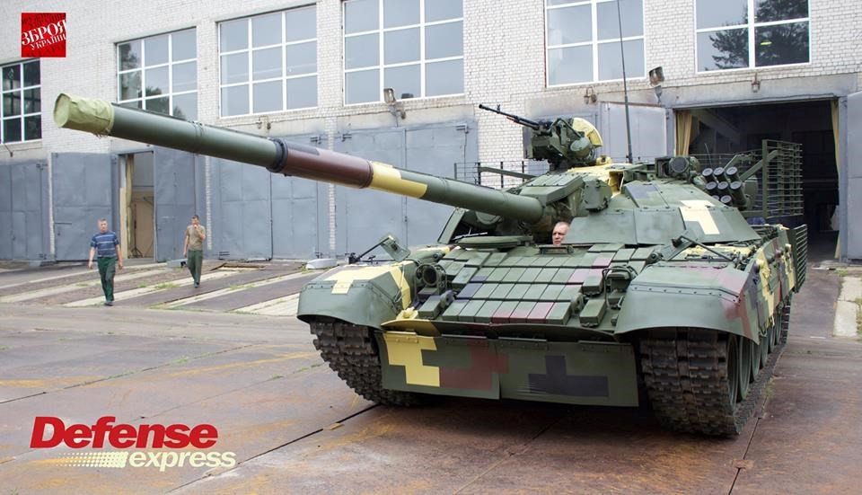 Sự thua kém lớn nhất giữa T-72AMT với T-72B3 có lẽ sẽ nằm ở hệ thống điều khiển hỏa lực. Trên chiếc tăng mới của Ukraine, hiện không có mấy thông tin về các trang bị này, chỉ biết là kíp lái sẽ có khí tài nhìn đêm mới cùng với việc bổ sung thêm camera để quan sát cùng hệ thống liên lạc chuẩn NATO. Ảnh: defense Express