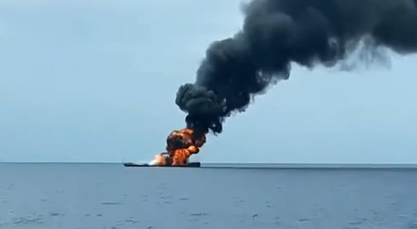 Trước đó, ngày 11/9/2018, một tàu tên lửa mang số hiệu KRI Rencong-622 của Hải quân Indonesia đã bất ngờ bốc cháy dữ dội và chìm không lâu sau đó khi đang tuần tra ở Sorong thuộc tỉnh Papua Barat, cách cảng nhà của nó khoảng 30km. Ảnh: Hình ảnh chiếc KRI Rencong-622 của Indonesia bao trùm trong ngọn lửa giữa biển khơi.