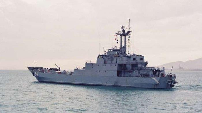 KRI Teluk Jakarta-541 là tàu đổ bộ thuộc lớp Frosch-I/Type 108 vốn được đóng cho Hải quân Đông Đức, hạ thủy năm 1979 với số hiệu ban đầu là 615. Sau đó được Indonesia mua lại vào năm 1994 và đổi tên như hiện nay. Tàu có lượng giãn nước 1.900 tấn, dài 90m, rộng 11.12m, mớn nước 3.4m, tốc độ tối đa 18 hải lý/h. Indonesia có 13 tàu lớp này và đã cho nghỉ hưu 2 chiếc. Ảnh: Tàu đổ bộ KRI Teluk Jakarta-541 khi còn hoạt động.