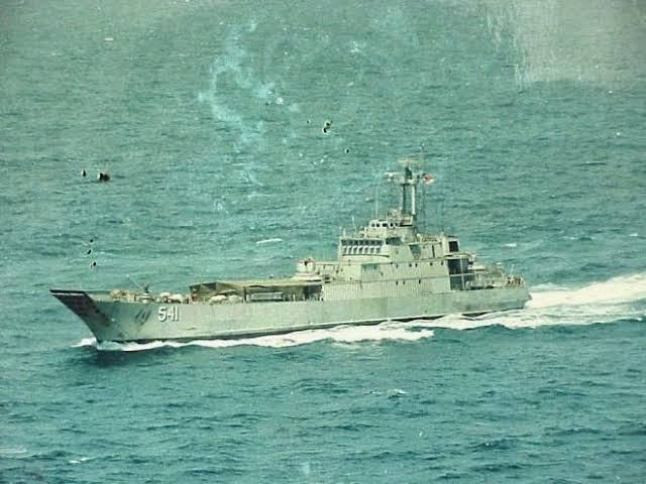 Con tàu chìm sâu 90m dưới biển tuy nhiên may mắn là không có thương vong xảy ra, tất cả 55 thủy thủ trên tàu đã kịp thoát nạn và được 2 tàu dân sự gần khu vực cứu sống. Ảnh: Tàu KRI Teluk Jakarta-541 thời điểm mới phục vụ trong biên chế Hải quân Indonesia.