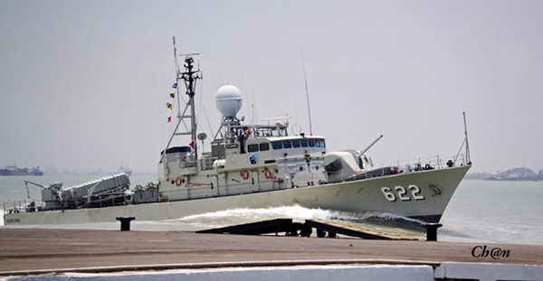 KRI Rencong-622 là một trong bốn tàu tuần tra mang tên lửa tấn công nhanh lớp Mandau của Indonesia được đóng mới bởi Hàn Quốc. Tàu này được đưa vào phục vụ từ năm 1979, lượng giãn nước đầy tải 290 tấn, dài 53.7m, rộng 8m, tốc độ tối đa 41 hải lý/h và mang theo được 4 tên lửa chống hạm MM38 Exocet. Ảnh: Chiếc KRI Rencong-622 của Indonesia hồi còn hoạt động.