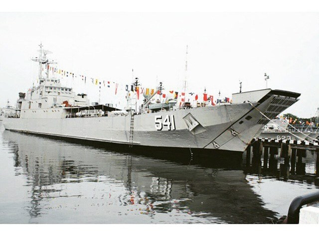 Theo tuyên bố của Hải quân Indonesia, tàu đổ bộ KRI Teluk Jakarta-541 của hải quân nước này đã chìm ở vùng biển Masalembo, ngoài khơi tỉnh Đông Java khi đang làm nhiệm vụ vào ngày 14/7. Nguyên nhân ban đầu được xác định là do rò rỉ phần thân tàu và ở thời điểm bị nạn, sóng biển xung quanh rất mạnh, cao từ 2.5 cho tới 4m. Ảnh: Chiếc KRI Teluk Jakarta-541 hồi còn phục vụ.