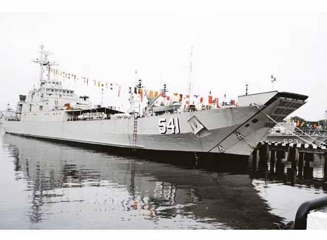 Theo tuyên bố của Hải quân Indonesia, tàu đổ bộ KRI Teluk Jakarta-541 của hải quân nước này đã chìm ở vùng biển Masalembo, ngoài khơi tỉnh Đông Java khi đang làm nhiệm vụ vào ngày 14/7. Nguyên nhân ban đầu được xác định là do rò rỉ phần thân tàu và ở thời điểm bị nạn, sóng biển xung quanh rất mạnh, cao từ 2.5 cho tới 4m. Ảnh: Chiếc KRI Teluk Jakarta-541 hồi còn phục vụ.