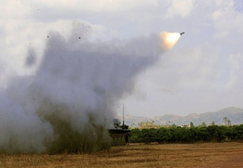 Tuy nhiên tên lửa A-89 do Liên Xô sản xuất, viện trợ cho Việt Nam từ những năm 1980. Nhìn chung loại tên lửa này cũng đã cũ, nếu có điều kiện, chúng ta nên thay mới bằng các tổ hợp phòng không hiện đại Birdcatcher, trong khi giá thành những loại tên lửa này không quá đắt như các hệ thống phòng không Pantsir S-1. Ảnh: Hệ thống A-89 của Việt Nam khai hỏa trong diễn tập - Nguồn: Bảo tàng PK-KQ