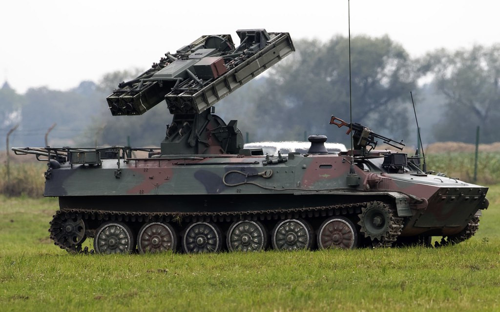 Do thiếu tiền, kế hoạch phát triển phiên bản phòng không Birdcatcher giành cho lực lượng đổ bộ đường không cũng nhiều lần bị trì hoãn; hiện nay phiên bản Birdcatcher sử dụng khung gầm xe thiết giáp nhảy dù BMD-4M, có thể đổ bộ đường không bằng dù, đã bắt đầu được đưa vào biên chế. Ảnh: Hệ thống tên lửa phòng không Arrow-10M3 - Nguồn: Missilery