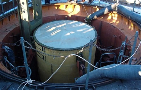 Đối với Liên Xô, vào năm 1971, hệ thống phòng thủ tên lửa A-35 được đưa vào sẵn sàng chiến đấu, có nhiệm vụ bảo vệ Thủ đô Moscow. Đến thời điểm hiện nay, hệ thống A-35 được Nga thay thế bởi một hệ thống mới hơn là A-135 "Amur" và chúng vẫn đang trong quá trình hiện đại hóa. Ảnh: Hệ thống đánh chặn A-135 "Amur" với tên lửa đánh chặn trong hầm phóng.