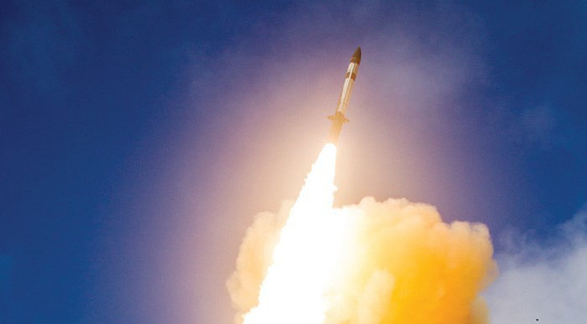 Phương pháp đánh chặn động học cũng được sử dụng trong tên lửa đánh chặn tầm cao SM-3; theo thông tin của Raytheon, tên lửa SM-3 Block IIA được thử nghiệm gần đây nhất, có khả năng đánh chặn tên lửa đạn đạo ở khoảng cách 2.500 km và ở độ cao tới 1.500 km; nghĩa là bao gồm toàn bộ mục tiêu bay ở quỹ đạo thấp. Ảnh: Một vụ phóng thử tên lửa đánh chặn tầm cao SM-3.