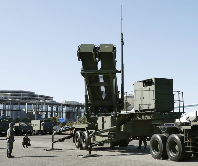 Hệ thống tên lửa đầu tiên áp dụng đánh chặn kiểu động học chính là hệ thống Patriot PAC-3, được nâng cấp từ chính hệ thống Patriot và đưa vào biên chế năm 2001. Hệ thống đảm bảo phá hủy hoàn toàn các mục tiêu nếu bắn trúng.