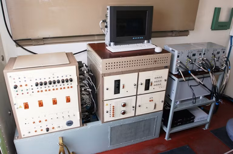Bên cạnh đó, Struna-1 không thể hoạt động như một radar xác định mục tiêu thông thường, do nó không có khả năng cung cấp khả năng chiếu xạ radar liên tục để theo dõi mục tiêu, vì vậy nó không thể được sử dụng để dẫn đường cho tên lửa đất đối không hoạt động theo nguyên lý bán chủ động. Ảnh: Bên trong một ca-bin của radar Struna-1 - Nguồn: Wikipedia