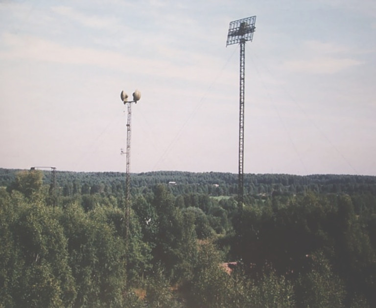 Struna-1 là một hệ thống gồm 10 cặp tháp với máy thu và máy phát ở khoảng cách xa nhau 50 km, giúp Struna-1 đối phó hiệu quả với máy bay tàng hình và bay ở độ cao thấp, trong khi các hệ thống radar thông thường đều gặp khó khăn trong các tình huống này. Ảnh: Một trạm Radar Struna-1 bố trí ở ngoại ô Thủ đô Ma-xcơ-va của Nga - Nguồn: Wikipedia