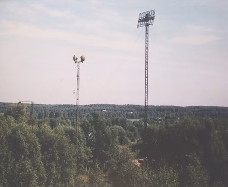 Struna-1 là một hệ thống gồm 10 cặp tháp với máy thu và máy phát ở khoảng cách xa nhau 50 km, giúp Struna-1 đối phó hiệu quả với máy bay tàng hình và bay ở độ cao thấp, trong khi các hệ thống radar thông thường đều gặp khó khăn trong các tình huống này. Ảnh: Một trạm Radar Struna-1 bố trí ở ngoại ô Thủ đô Ma-xcơ-va của Nga - Nguồn: Wikipedia