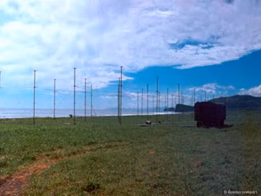 Tuy nhiên, với khả năng phát hiện máy bay tàng hình với mức chính xác cao, Struna-1 sẽ đóng vai trò là một đối trọng tốt với các hệ thống radar băng tần dài hơn như radar Podsolnukh (Hoa hướng dương), hoặc cung cấp thông tin dẫn đường cho các máy bay đánh chặn. Ảnh: Trạm radar Podsolnukh - Nguồn: Wikipedia