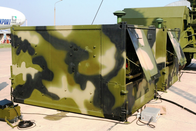 Struna-1 tiêu tốn và phát ra ít năng lượng như các radar truyền thống, nên khó bị phát hiện và ít bị tổn thương hơn trước các loại vũ khí chống radar của đối phương. Ảnh: Một ca-bin của radar Struna-1 - Nguồn: Wikipedia