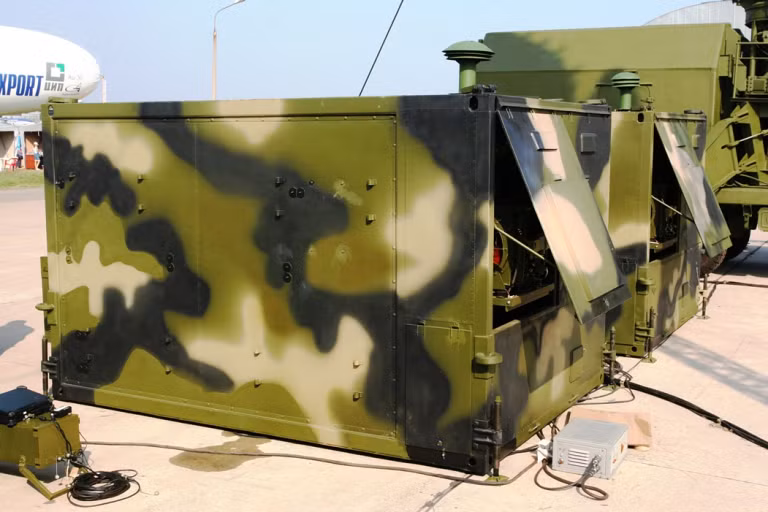 Struna-1 tiêu tốn và phát ra ít năng lượng như các radar truyền thống, nên khó bị phát hiện và ít bị tổn thương hơn trước các loại vũ khí chống radar của đối phương. Ảnh: Một ca-bin của radar Struna-1 - Nguồn: Wikipedia