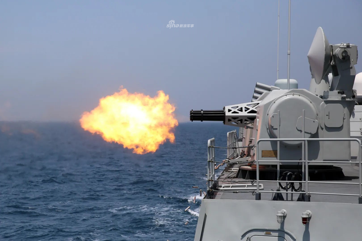 Ảnh: Hệ thống phòng thủ tầm gần CIWS Type 730 khai hỏa. Hệ thống CIWS Type 730 sử dụng pháo bắn nhanh 30mm với 7 nòng với cơ cấu bắn xoay, cơ cấu giúp cho pháo có tốc độ bắn cực cao và mật độ hỏa lực rất lớn.